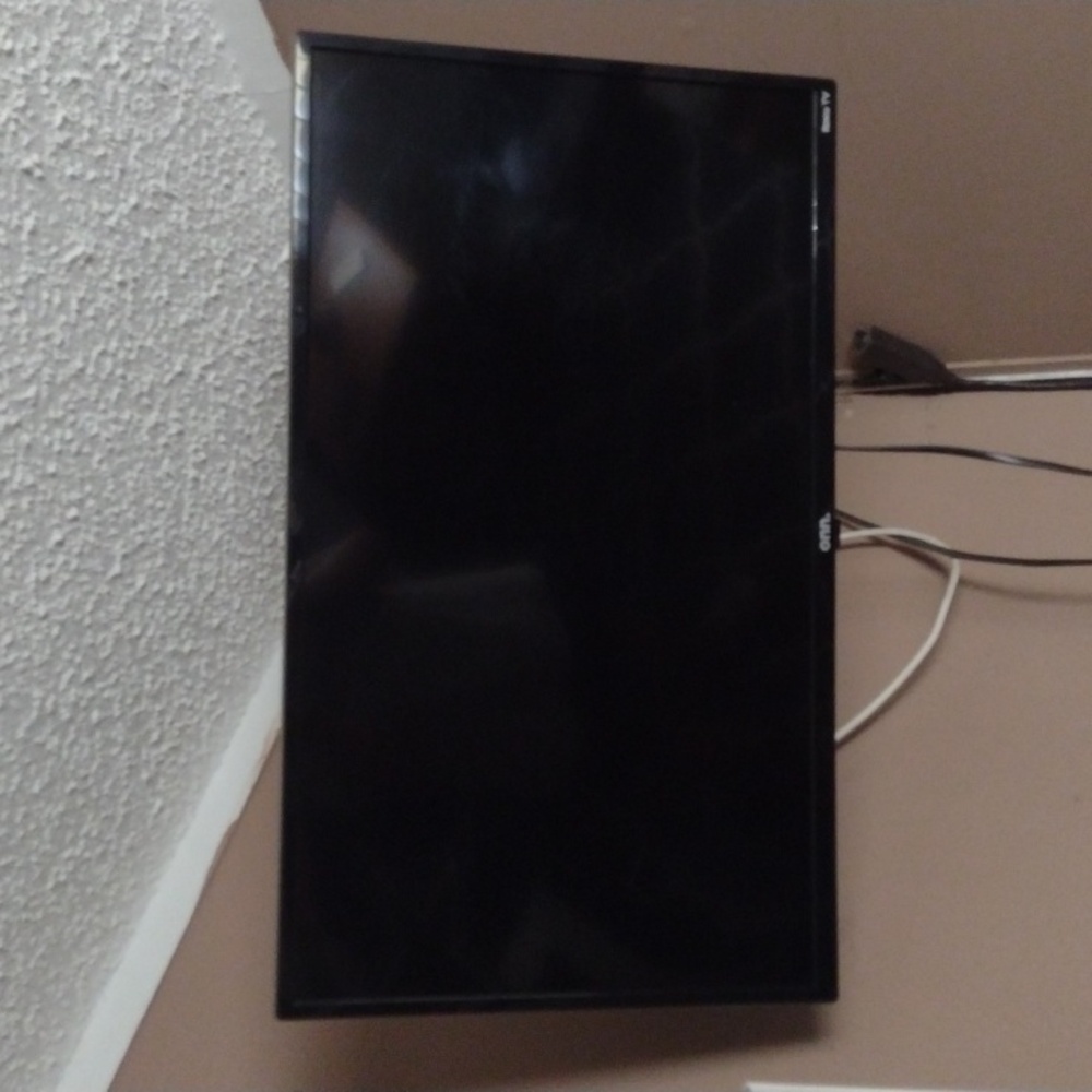 32 inch Onn Roku TV w/remote n wall mount